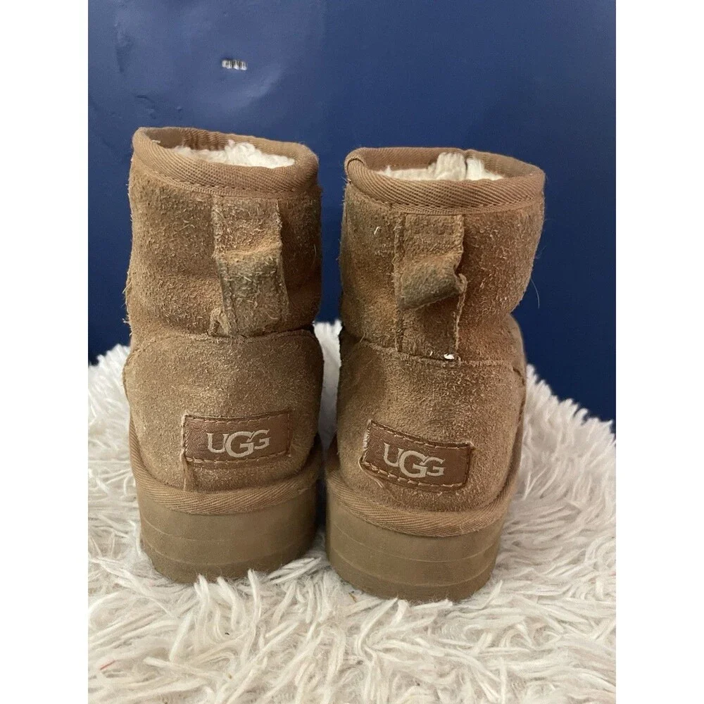 UGG YOUTH /BIG KID CLASSIC MINI PLATFORM CHESTNUT BOOT US Size 2